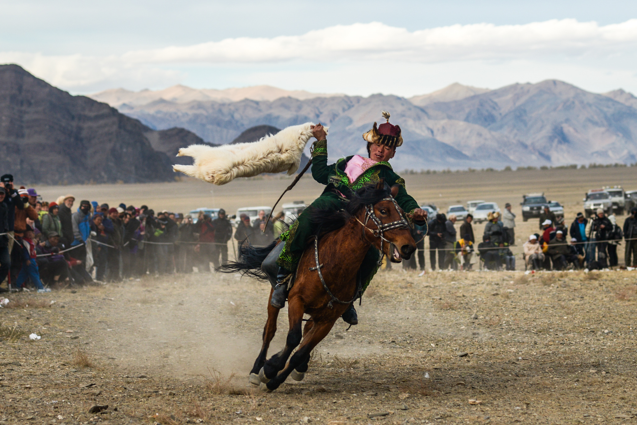Un cavalier Mongolien en tenue tradtionnelle, donnant un spectacle à dos de cheval